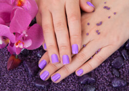Perfecte Nagels: Alles over Gellak, Nagellampen en Elektrische Nagelvijlen Mooie, verzorgde nagels zijn een belangrijk onderdeel van een verzorgde uitstraling. Of je nu kiest voor een natuurlijke look of opvallende gellak, het is essentieel om de juiste producten en technieken te gebruiken. In dit artikel bespreken we alles over nagellampen, gellak, UV- en LED-lampen, en het belang van een goede elektrische nagelvijl. Waarom Kiezen voor Gellak? Gellak is de perfecte keuze voor wie langer wil genieten van prachtig gelakte nagels zonder dagelijks bij te werken. In tegenstelling tot gewone nagellak, die snel kan afbladderen, blijft gellak tot wel drie weken mooi op de nagels. Het geheim? UV- en LED-lampen die de lak uitharden en zorgen voor een sterke, glanzende afwerking. Voordelen van gellak: ✅ Langdurig resultaat (tot drie weken) ✅ Sterkere nagels, minder snel breken ✅ Snelle droogtijd dankzij UV- of LED-lampen ✅ Glanzende afwerking zonder beschadiging De Juiste Nagellamp Kiezen: UV of LED? Een goede nagellamp is onmisbaar voor het uitharden van gellak. Er zijn twee soorten nagellampen: UV-lampen en LED-lampen. Maar wat is het verschil? UV Lamp Nagels: Traditionele Methode Een UV lamp voor nagels gebruikt ultraviolet licht om de gellak uit te harden. Dit proces duurt meestal 2 tot 3 minuten per laag. UV-lampen werken met alle soorten gellak, maar de lampen moeten regelmatig worden vervangen, omdat de intensiteit van het licht na verloop van tijd afneemt. Voordelen van een UV-lamp: ? Geschikt voor alle gellakken ? Betere uitharding voor dikke lagen gellak ? Voordeliger dan LED-lampen LED Lamp Gellak: Sneller en Efficiënter Een LED lamp voor gellak is de moderne variant van de UV-lamp. Deze lamp gebruikt lichtgolven met een hogere intensiteit, waardoor de gellak veel sneller uithardt – vaak al in 30 tot 60 seconden per laag. Voordelen van een LED-lamp: ? Snellere uithardingstijd ? Langere levensduur van de lampen (tot 50.000 uur) ? Energiezuiniger dan UV-lampen ? Minder schadelijk voor de huid dan traditionele UV-straling Voor de meeste mensen is een LED lamp voor nagels de beste keuze vanwege de snelheid en duurzaamheid. Echter, als je werkt met gellakken die alleen onder UV-licht uitharden, kan een UV-lamp voor nagels nog steeds een goede optie zijn. Hoe Gebruik Je een Nagellamp Correct? Om gellak op de juiste manier aan te brengen en uit te harden met een UV- of LED-lamp, volg je de volgende stappen: 1️⃣ Nagels voorbereiden: Gebruik een elektrische nagelvijl of een gewone nagelvijl om de nagels in vorm te brengen en het nageloppervlak licht op te ruwen. Dit helpt de gellak beter te hechten. 2️⃣ Ontvetten: Reinig je nagels met een nagelreiniger of alcohol om vet en vuil te verwijderen. 3️⃣ Base coat aanbrengen: Breng een dunne laag base coat aan en hard deze uit onder de nagellamp (30-60 seconden bij LED, 2 minuten bij UV). 4️⃣ Gellak aanbrengen: Breng een dunne laag gellak aan en hard deze uit onder de UV- of LED-lamp. Herhaal dit proces voor een intensere kleur. 5️⃣ Top coat voor glans en bescherming: Breng een top coat aan en hard deze uit met de nagel UV-lamp of LED-lamp. 6️⃣ Plakkerige laag verwijderen: Gebruik een cleaner om de plakkerige laag van de gellak te verwijderen en geniet van je perfect verzorgde nagels! De Beste Lampen voor Gellak: Welke Moet Je Kiezen? Afhankelijk van je behoeften en budget zijn er verschillende opties: ? UV Gel Lamp – Geschikt voor alle soorten gellak, iets langere uithardingstijd. ? Gellak UV Lamp – Speciaal ontwikkeld voor gellak, geeft een sterke en duurzame uitharding. ? Gellak LED Lamp – De snelste optie, perfect voor thuisgebruik en salons. ? Lamp voor Gelnagels – Ideaal voor zowel gellak als gelnagels. Elektrische Nagelvijl: Onmisbaar voor een Professionele Manicure Naast een goede nagellamp is een elektrische nagelvijl een handig hulpmiddel om je nagels professioneel te verzorgen. Met een elektrische nagelvijl kun je: ✔️ Oude gellak verwijderen zonder je natuurlijke nagel te beschadigen ✔️ Nagels polijsten voor een gladde basis ✔️ Nagelriemen en harde plekken bijwerken Het gebruik van een nagel uv lamp en een elektrische nagelvijl zorgt voor een salonkwaliteit manicure die je gewoon thuis kunt doen! Conclusie: De Perfecte Nagels met de Juiste Apparatuur Of je nu een beginner bent of al ervaring hebt met gellak, de juiste nagellamp, elektrische nagelvijl en verzorging maken een groot verschil. ? Kies een UV-lamp als je werkt met alle soorten gellak. ? Ga voor een LED-lamp als je snelheid en gemak belangrijk vindt. ? Gebruik een elektrische nagelvijl om nagels professioneel voor te bereiden en oude lak eenvoudig te verwijderen. Met de juiste tools en technieken geniet je wekenlang van prachtige, glanzende nagels zonder beschadiging. Probeer het zelf en ontdek hoe gemakkelijk het is om thuis een perfecte manicure te creëren!