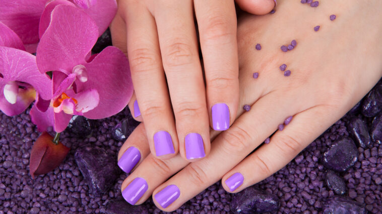 Perfecte Nagels: Alles over Gellak, Nagellampen en Elektrische Nagelvijlen Mooie, verzorgde nagels zijn een belangrijk onderdeel van een verzorgde uitstraling. Of je nu kiest voor een natuurlijke look of opvallende gellak, het is essentieel om de juiste producten en technieken te gebruiken. In dit artikel bespreken we alles over nagellampen, gellak, UV- en LED-lampen, en het belang van een goede elektrische nagelvijl. Waarom Kiezen voor Gellak? Gellak is de perfecte keuze voor wie langer wil genieten van prachtig gelakte nagels zonder dagelijks bij te werken. In tegenstelling tot gewone nagellak, die snel kan afbladderen, blijft gellak tot wel drie weken mooi op de nagels. Het geheim? UV- en LED-lampen die de lak uitharden en zorgen voor een sterke, glanzende afwerking. Voordelen van gellak: ✅ Langdurig resultaat (tot drie weken) ✅ Sterkere nagels, minder snel breken ✅ Snelle droogtijd dankzij UV- of LED-lampen ✅ Glanzende afwerking zonder beschadiging De Juiste Nagellamp Kiezen: UV of LED? Een goede nagellamp is onmisbaar voor het uitharden van gellak. Er zijn twee soorten nagellampen: UV-lampen en LED-lampen. Maar wat is het verschil? UV Lamp Nagels: Traditionele Methode Een UV lamp voor nagels gebruikt ultraviolet licht om de gellak uit te harden. Dit proces duurt meestal 2 tot 3 minuten per laag. UV-lampen werken met alle soorten gellak, maar de lampen moeten regelmatig worden vervangen, omdat de intensiteit van het licht na verloop van tijd afneemt. Voordelen van een UV-lamp: ? Geschikt voor alle gellakken ? Betere uitharding voor dikke lagen gellak ? Voordeliger dan LED-lampen LED Lamp Gellak: Sneller en Efficiënter Een LED lamp voor gellak is de moderne variant van de UV-lamp. Deze lamp gebruikt lichtgolven met een hogere intensiteit, waardoor de gellak veel sneller uithardt – vaak al in 30 tot 60 seconden per laag. Voordelen van een LED-lamp: ? Snellere uithardingstijd ? Langere levensduur van de lampen (tot 50.000 uur) ? Energiezuiniger dan UV-lampen ? Minder schadelijk voor de huid dan traditionele UV-straling Voor de meeste mensen is een LED lamp voor nagels de beste keuze vanwege de snelheid en duurzaamheid. Echter, als je werkt met gellakken die alleen onder UV-licht uitharden, kan een UV-lamp voor nagels nog steeds een goede optie zijn. Hoe Gebruik Je een Nagellamp Correct? Om gellak op de juiste manier aan te brengen en uit te harden met een UV- of LED-lamp, volg je de volgende stappen: 1️⃣ Nagels voorbereiden: Gebruik een elektrische nagelvijl of een gewone nagelvijl om de nagels in vorm te brengen en het nageloppervlak licht op te ruwen. Dit helpt de gellak beter te hechten. 2️⃣ Ontvetten: Reinig je nagels met een nagelreiniger of alcohol om vet en vuil te verwijderen. 3️⃣ Base coat aanbrengen: Breng een dunne laag base coat aan en hard deze uit onder de nagellamp (30-60 seconden bij LED, 2 minuten bij UV). 4️⃣ Gellak aanbrengen: Breng een dunne laag gellak aan en hard deze uit onder de UV- of LED-lamp. Herhaal dit proces voor een intensere kleur. 5️⃣ Top coat voor glans en bescherming: Breng een top coat aan en hard deze uit met de nagel UV-lamp of LED-lamp. 6️⃣ Plakkerige laag verwijderen: Gebruik een cleaner om de plakkerige laag van de gellak te verwijderen en geniet van je perfect verzorgde nagels! De Beste Lampen voor Gellak: Welke Moet Je Kiezen? Afhankelijk van je behoeften en budget zijn er verschillende opties: ? UV Gel Lamp – Geschikt voor alle soorten gellak, iets langere uithardingstijd. ? Gellak UV Lamp – Speciaal ontwikkeld voor gellak, geeft een sterke en duurzame uitharding. ? Gellak LED Lamp – De snelste optie, perfect voor thuisgebruik en salons. ? Lamp voor Gelnagels – Ideaal voor zowel gellak als gelnagels. Elektrische Nagelvijl: Onmisbaar voor een Professionele Manicure Naast een goede nagellamp is een elektrische nagelvijl een handig hulpmiddel om je nagels professioneel te verzorgen. Met een elektrische nagelvijl kun je: ✔️ Oude gellak verwijderen zonder je natuurlijke nagel te beschadigen ✔️ Nagels polijsten voor een gladde basis ✔️ Nagelriemen en harde plekken bijwerken Het gebruik van een nagel uv lamp en een elektrische nagelvijl zorgt voor een salonkwaliteit manicure die je gewoon thuis kunt doen! Conclusie: De Perfecte Nagels met de Juiste Apparatuur Of je nu een beginner bent of al ervaring hebt met gellak, de juiste nagellamp, elektrische nagelvijl en verzorging maken een groot verschil. ? Kies een UV-lamp als je werkt met alle soorten gellak. ? Ga voor een LED-lamp als je snelheid en gemak belangrijk vindt. ? Gebruik een elektrische nagelvijl om nagels professioneel voor te bereiden en oude lak eenvoudig te verwijderen. Met de juiste tools en technieken geniet je wekenlang van prachtige, glanzende nagels zonder beschadiging. Probeer het zelf en ontdek hoe gemakkelijk het is om thuis een perfecte manicure te creëren!