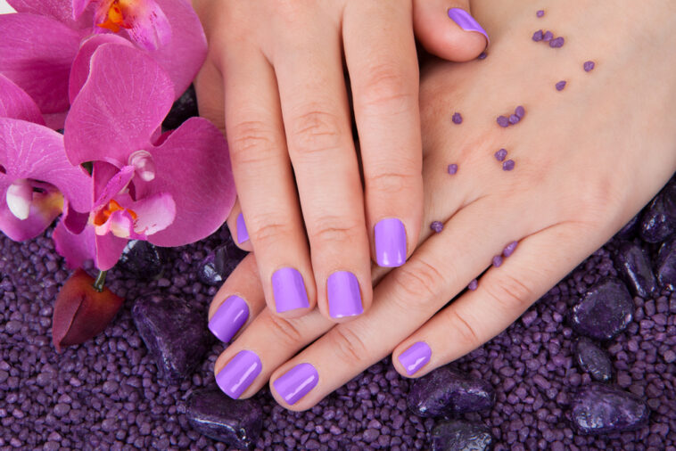 Perfecte Nagels: Alles over Gellak, Nagellampen en Elektrische Nagelvijlen Mooie, verzorgde nagels zijn een belangrijk onderdeel van een verzorgde uitstraling. Of je nu kiest voor een natuurlijke look of opvallende gellak, het is essentieel om de juiste producten en technieken te gebruiken. In dit artikel bespreken we alles over nagellampen, gellak, UV- en LED-lampen, en het belang van een goede elektrische nagelvijl. Waarom Kiezen voor Gellak? Gellak is de perfecte keuze voor wie langer wil genieten van prachtig gelakte nagels zonder dagelijks bij te werken. In tegenstelling tot gewone nagellak, die snel kan afbladderen, blijft gellak tot wel drie weken mooi op de nagels. Het geheim? UV- en LED-lampen die de lak uitharden en zorgen voor een sterke, glanzende afwerking. Voordelen van gellak: ✅ Langdurig resultaat (tot drie weken) ✅ Sterkere nagels, minder snel breken ✅ Snelle droogtijd dankzij UV- of LED-lampen ✅ Glanzende afwerking zonder beschadiging De Juiste Nagellamp Kiezen: UV of LED? Een goede nagellamp is onmisbaar voor het uitharden van gellak. Er zijn twee soorten nagellampen: UV-lampen en LED-lampen. Maar wat is het verschil? UV Lamp Nagels: Traditionele Methode Een UV lamp voor nagels gebruikt ultraviolet licht om de gellak uit te harden. Dit proces duurt meestal 2 tot 3 minuten per laag. UV-lampen werken met alle soorten gellak, maar de lampen moeten regelmatig worden vervangen, omdat de intensiteit van het licht na verloop van tijd afneemt. Voordelen van een UV-lamp: ? Geschikt voor alle gellakken ? Betere uitharding voor dikke lagen gellak ? Voordeliger dan LED-lampen LED Lamp Gellak: Sneller en Efficiënter Een LED lamp voor gellak is de moderne variant van de UV-lamp. Deze lamp gebruikt lichtgolven met een hogere intensiteit, waardoor de gellak veel sneller uithardt – vaak al in 30 tot 60 seconden per laag. Voordelen van een LED-lamp: ? Snellere uithardingstijd ? Langere levensduur van de lampen (tot 50.000 uur) ? Energiezuiniger dan UV-lampen ? Minder schadelijk voor de huid dan traditionele UV-straling Voor de meeste mensen is een LED lamp voor nagels de beste keuze vanwege de snelheid en duurzaamheid. Echter, als je werkt met gellakken die alleen onder UV-licht uitharden, kan een UV-lamp voor nagels nog steeds een goede optie zijn. Hoe Gebruik Je een Nagellamp Correct? Om gellak op de juiste manier aan te brengen en uit te harden met een UV- of LED-lamp, volg je de volgende stappen: 1️⃣ Nagels voorbereiden: Gebruik een elektrische nagelvijl of een gewone nagelvijl om de nagels in vorm te brengen en het nageloppervlak licht op te ruwen. Dit helpt de gellak beter te hechten. 2️⃣ Ontvetten: Reinig je nagels met een nagelreiniger of alcohol om vet en vuil te verwijderen. 3️⃣ Base coat aanbrengen: Breng een dunne laag base coat aan en hard deze uit onder de nagellamp (30-60 seconden bij LED, 2 minuten bij UV). 4️⃣ Gellak aanbrengen: Breng een dunne laag gellak aan en hard deze uit onder de UV- of LED-lamp. Herhaal dit proces voor een intensere kleur. 5️⃣ Top coat voor glans en bescherming: Breng een top coat aan en hard deze uit met de nagel UV-lamp of LED-lamp. 6️⃣ Plakkerige laag verwijderen: Gebruik een cleaner om de plakkerige laag van de gellak te verwijderen en geniet van je perfect verzorgde nagels! De Beste Lampen voor Gellak: Welke Moet Je Kiezen? Afhankelijk van je behoeften en budget zijn er verschillende opties: ? UV Gel Lamp – Geschikt voor alle soorten gellak, iets langere uithardingstijd. ? Gellak UV Lamp – Speciaal ontwikkeld voor gellak, geeft een sterke en duurzame uitharding. ? Gellak LED Lamp – De snelste optie, perfect voor thuisgebruik en salons. ? Lamp voor Gelnagels – Ideaal voor zowel gellak als gelnagels. Elektrische Nagelvijl: Onmisbaar voor een Professionele Manicure Naast een goede nagellamp is een elektrische nagelvijl een handig hulpmiddel om je nagels professioneel te verzorgen. Met een elektrische nagelvijl kun je: ✔️ Oude gellak verwijderen zonder je natuurlijke nagel te beschadigen ✔️ Nagels polijsten voor een gladde basis ✔️ Nagelriemen en harde plekken bijwerken Het gebruik van een nagel uv lamp en een elektrische nagelvijl zorgt voor een salonkwaliteit manicure die je gewoon thuis kunt doen! Conclusie: De Perfecte Nagels met de Juiste Apparatuur Of je nu een beginner bent of al ervaring hebt met gellak, de juiste nagellamp, elektrische nagelvijl en verzorging maken een groot verschil. ? Kies een UV-lamp als je werkt met alle soorten gellak. ? Ga voor een LED-lamp als je snelheid en gemak belangrijk vindt. ? Gebruik een elektrische nagelvijl om nagels professioneel voor te bereiden en oude lak eenvoudig te verwijderen. Met de juiste tools en technieken geniet je wekenlang van prachtige, glanzende nagels zonder beschadiging. Probeer het zelf en ontdek hoe gemakkelijk het is om thuis een perfecte manicure te creëren!