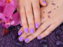 Perfecte Nagels: Alles over Gellak, Nagellampen en Elektrische Nagelvijlen Mooie, verzorgde nagels zijn een belangrijk onderdeel van een verzorgde uitstraling. Of je nu kiest voor een natuurlijke look of opvallende gellak, het is essentieel om de juiste producten en technieken te gebruiken. In dit artikel bespreken we alles over nagellampen, gellak, UV- en LED-lampen, en het belang van een goede elektrische nagelvijl. Waarom Kiezen voor Gellak? Gellak is de perfecte keuze voor wie langer wil genieten van prachtig gelakte nagels zonder dagelijks bij te werken. In tegenstelling tot gewone nagellak, die snel kan afbladderen, blijft gellak tot wel drie weken mooi op de nagels. Het geheim? UV- en LED-lampen die de lak uitharden en zorgen voor een sterke, glanzende afwerking. Voordelen van gellak: ✅ Langdurig resultaat (tot drie weken) ✅ Sterkere nagels, minder snel breken ✅ Snelle droogtijd dankzij UV- of LED-lampen ✅ Glanzende afwerking zonder beschadiging De Juiste Nagellamp Kiezen: UV of LED? Een goede nagellamp is onmisbaar voor het uitharden van gellak. Er zijn twee soorten nagellampen: UV-lampen en LED-lampen. Maar wat is het verschil? UV Lamp Nagels: Traditionele Methode Een UV lamp voor nagels gebruikt ultraviolet licht om de gellak uit te harden. Dit proces duurt meestal 2 tot 3 minuten per laag. UV-lampen werken met alle soorten gellak, maar de lampen moeten regelmatig worden vervangen, omdat de intensiteit van het licht na verloop van tijd afneemt. Voordelen van een UV-lamp: ? Geschikt voor alle gellakken ? Betere uitharding voor dikke lagen gellak ? Voordeliger dan LED-lampen LED Lamp Gellak: Sneller en Efficiënter Een LED lamp voor gellak is de moderne variant van de UV-lamp. Deze lamp gebruikt lichtgolven met een hogere intensiteit, waardoor de gellak veel sneller uithardt – vaak al in 30 tot 60 seconden per laag. Voordelen van een LED-lamp: ? Snellere uithardingstijd ? Langere levensduur van de lampen (tot 50.000 uur) ? Energiezuiniger dan UV-lampen ? Minder schadelijk voor de huid dan traditionele UV-straling Voor de meeste mensen is een LED lamp voor nagels de beste keuze vanwege de snelheid en duurzaamheid. Echter, als je werkt met gellakken die alleen onder UV-licht uitharden, kan een UV-lamp voor nagels nog steeds een goede optie zijn. Hoe Gebruik Je een Nagellamp Correct? Om gellak op de juiste manier aan te brengen en uit te harden met een UV- of LED-lamp, volg je de volgende stappen: 1️⃣ Nagels voorbereiden: Gebruik een elektrische nagelvijl of een gewone nagelvijl om de nagels in vorm te brengen en het nageloppervlak licht op te ruwen. Dit helpt de gellak beter te hechten. 2️⃣ Ontvetten: Reinig je nagels met een nagelreiniger of alcohol om vet en vuil te verwijderen. 3️⃣ Base coat aanbrengen: Breng een dunne laag base coat aan en hard deze uit onder de nagellamp (30-60 seconden bij LED, 2 minuten bij UV). 4️⃣ Gellak aanbrengen: Breng een dunne laag gellak aan en hard deze uit onder de UV- of LED-lamp. Herhaal dit proces voor een intensere kleur. 5️⃣ Top coat voor glans en bescherming: Breng een top coat aan en hard deze uit met de nagel UV-lamp of LED-lamp. 6️⃣ Plakkerige laag verwijderen: Gebruik een cleaner om de plakkerige laag van de gellak te verwijderen en geniet van je perfect verzorgde nagels! De Beste Lampen voor Gellak: Welke Moet Je Kiezen? Afhankelijk van je behoeften en budget zijn er verschillende opties: ? UV Gel Lamp – Geschikt voor alle soorten gellak, iets langere uithardingstijd. ? Gellak UV Lamp – Speciaal ontwikkeld voor gellak, geeft een sterke en duurzame uitharding. ? Gellak LED Lamp – De snelste optie, perfect voor thuisgebruik en salons. ? Lamp voor Gelnagels – Ideaal voor zowel gellak als gelnagels. Elektrische Nagelvijl: Onmisbaar voor een Professionele Manicure Naast een goede nagellamp is een elektrische nagelvijl een handig hulpmiddel om je nagels professioneel te verzorgen. Met een elektrische nagelvijl kun je: ✔️ Oude gellak verwijderen zonder je natuurlijke nagel te beschadigen ✔️ Nagels polijsten voor een gladde basis ✔️ Nagelriemen en harde plekken bijwerken Het gebruik van een nagel uv lamp en een elektrische nagelvijl zorgt voor een salonkwaliteit manicure die je gewoon thuis kunt doen! Conclusie: De Perfecte Nagels met de Juiste Apparatuur Of je nu een beginner bent of al ervaring hebt met gellak, de juiste nagellamp, elektrische nagelvijl en verzorging maken een groot verschil. ? Kies een UV-lamp als je werkt met alle soorten gellak. ? Ga voor een LED-lamp als je snelheid en gemak belangrijk vindt. ? Gebruik een elektrische nagelvijl om nagels professioneel voor te bereiden en oude lak eenvoudig te verwijderen. Met de juiste tools en technieken geniet je wekenlang van prachtige, glanzende nagels zonder beschadiging. Probeer het zelf en ontdek hoe gemakkelijk het is om thuis een perfecte manicure te creëren!